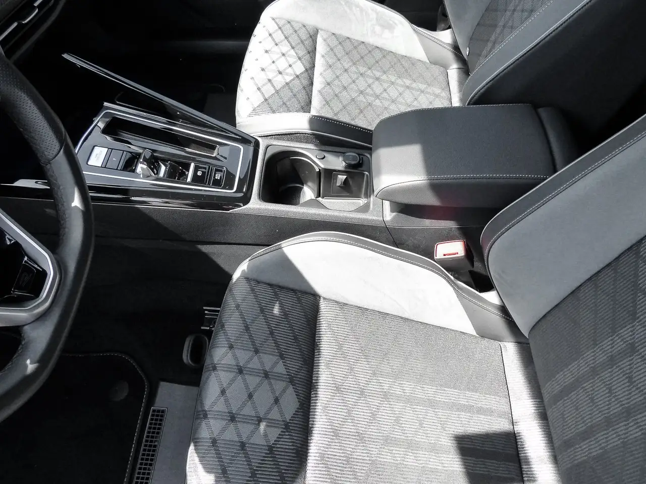 Volkswagen Golf 1.5 eTSI DSG R-Line NAVI LHZ ACC KAMERA SHZ — معرض صور السيارة 15