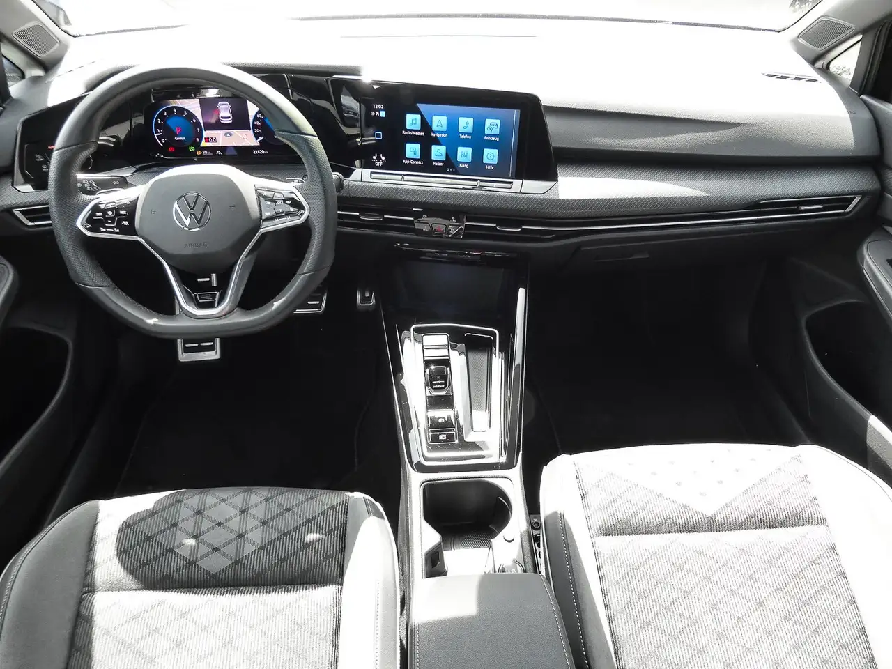 Volkswagen Golf 1.5 eTSI DSG R-Line NAVI LHZ ACC KAMERA SHZ — معرض صور السيارة 10