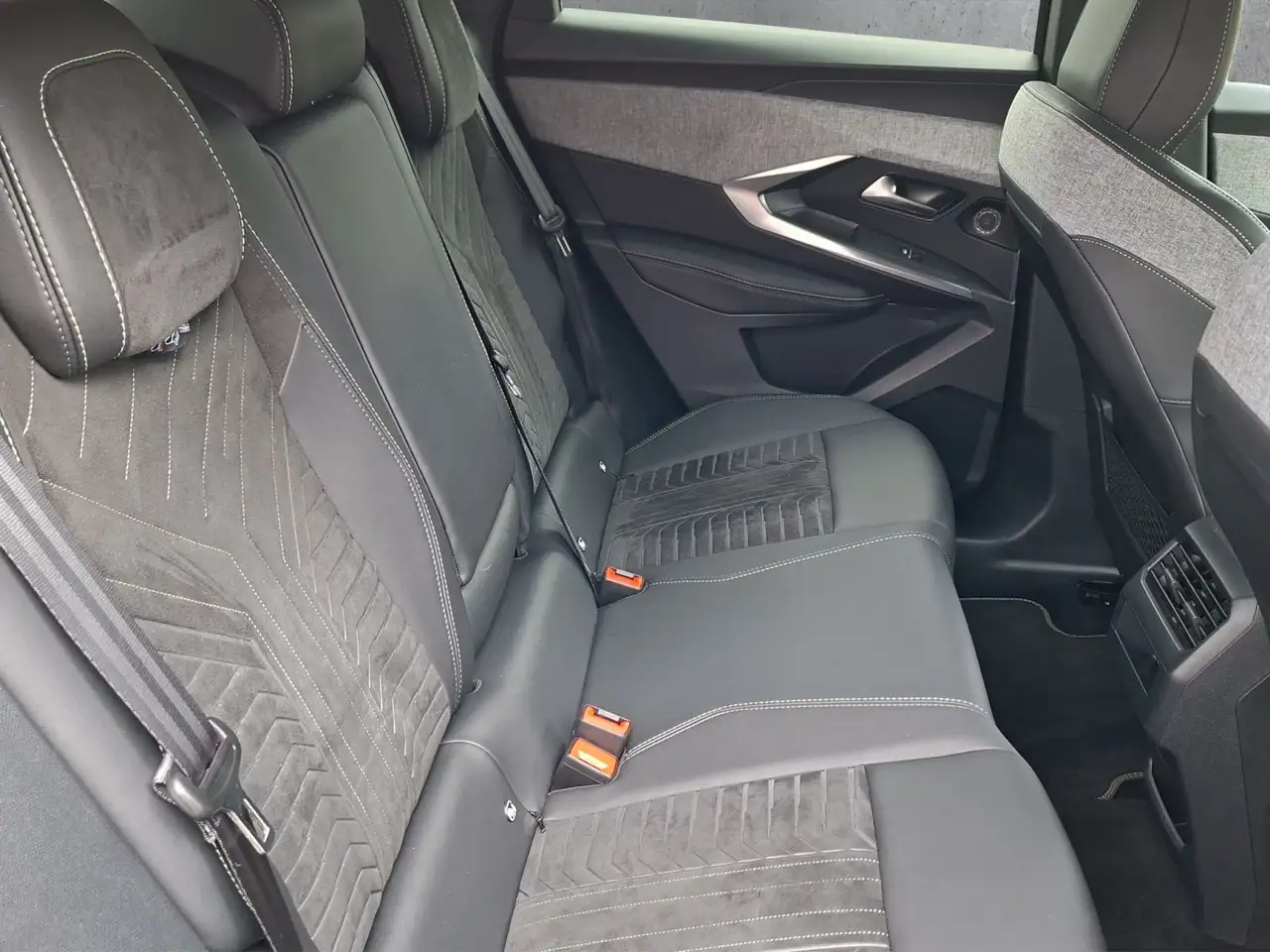 Peugeot 3008 1.2 Hybrid 136 GT — Vehicle gallery 18