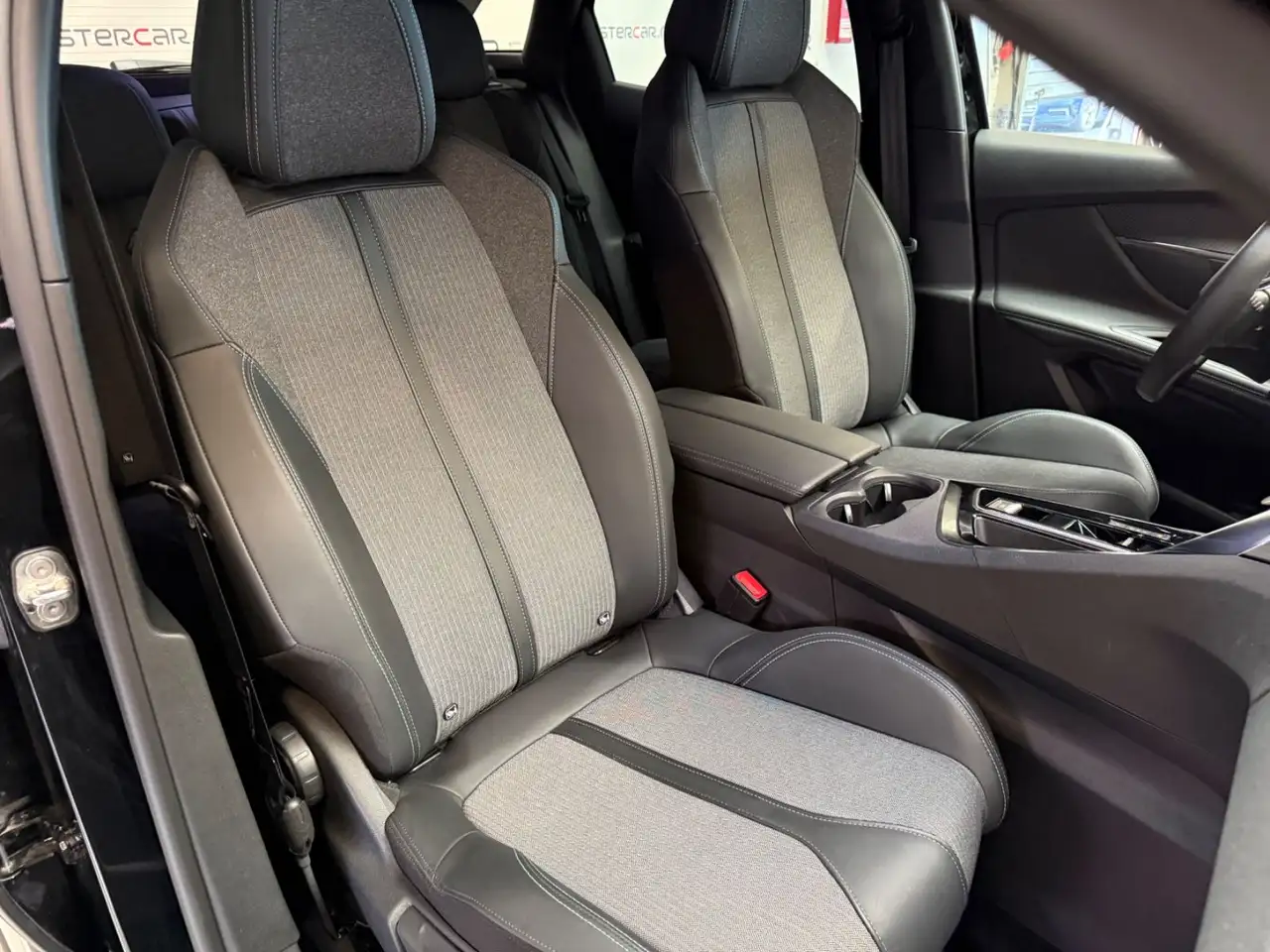 Peugeot 3008 1.6 PHEV ACC/LED/KAM/SPUR/TOT/KEY/19ALU — Galería del vehículo 17