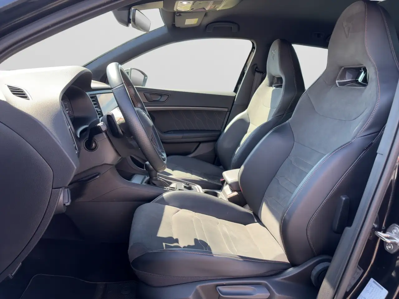 CUPRA Ateca TSI DSG VZ 4Drive 5JGar TopView AHK Beats — معرض صور السيارة 11