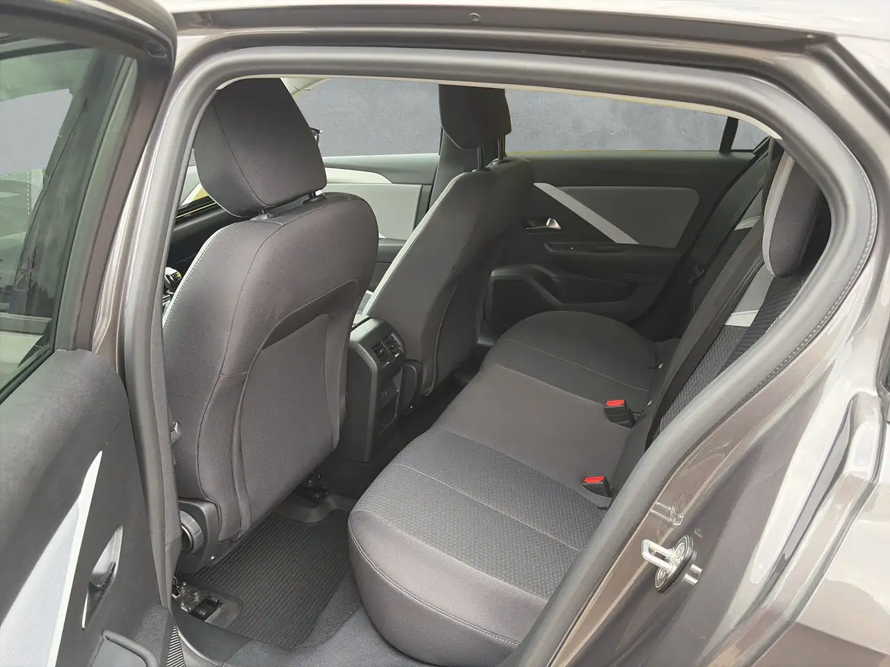 Opel Astra L 1.2 Edition PDC+AGR+SHZ+LKH+LED+BT — Vehicle gallery 8