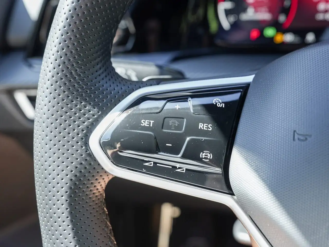 Volkswagen Golf 1.5 eTSI DSG R-Line LED-Sch., App-Con., Tel., P... — Galería del vehículo 17