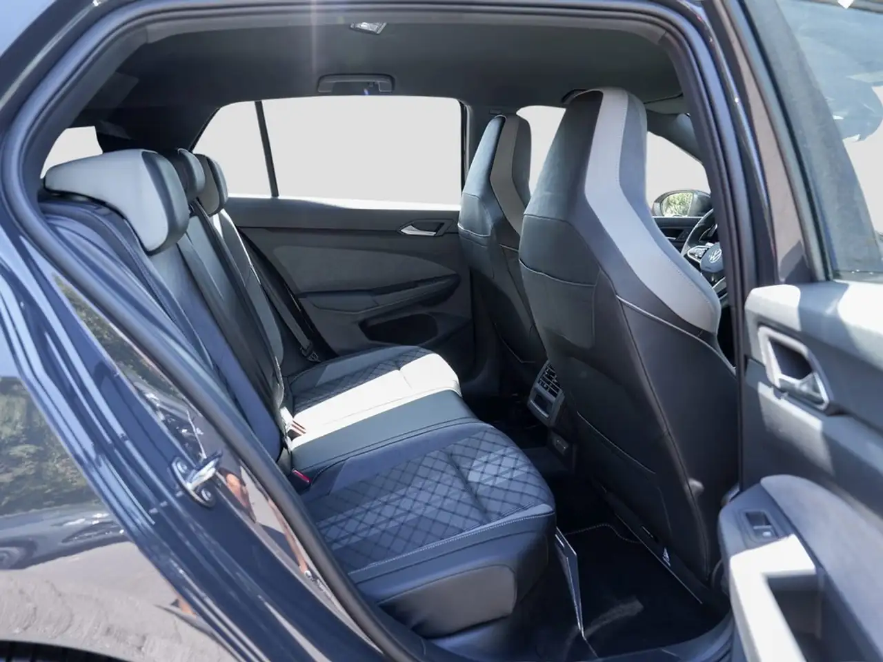 Volkswagen Golf 1.5 eTSI DSG R-Line LED-Sch., App-Con., Tel., P... — Galería del vehículo 12
