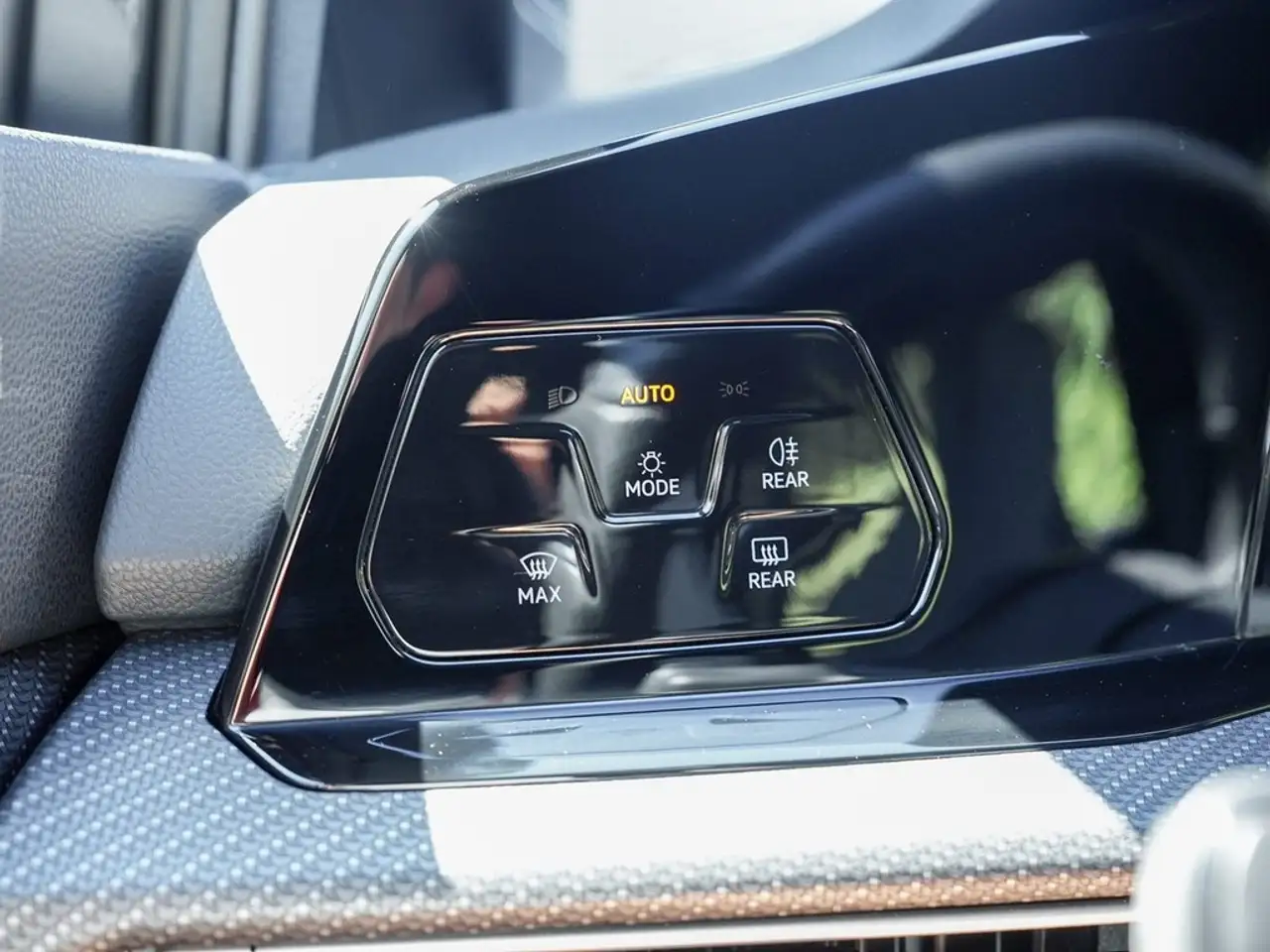 Volkswagen Golf 1.5 eTSI DSG R-Line LED-Sch., App-Con., Tel., P... — Galería del vehículo 19