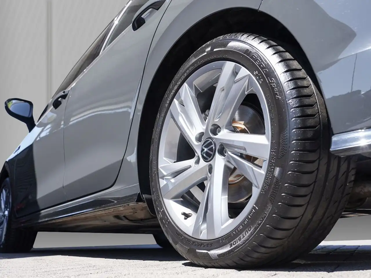 Volkswagen Golf 1.5 eTSI DSG R-Line LED-Sch., App-Con., Tel., P... — Galería del vehículo 7