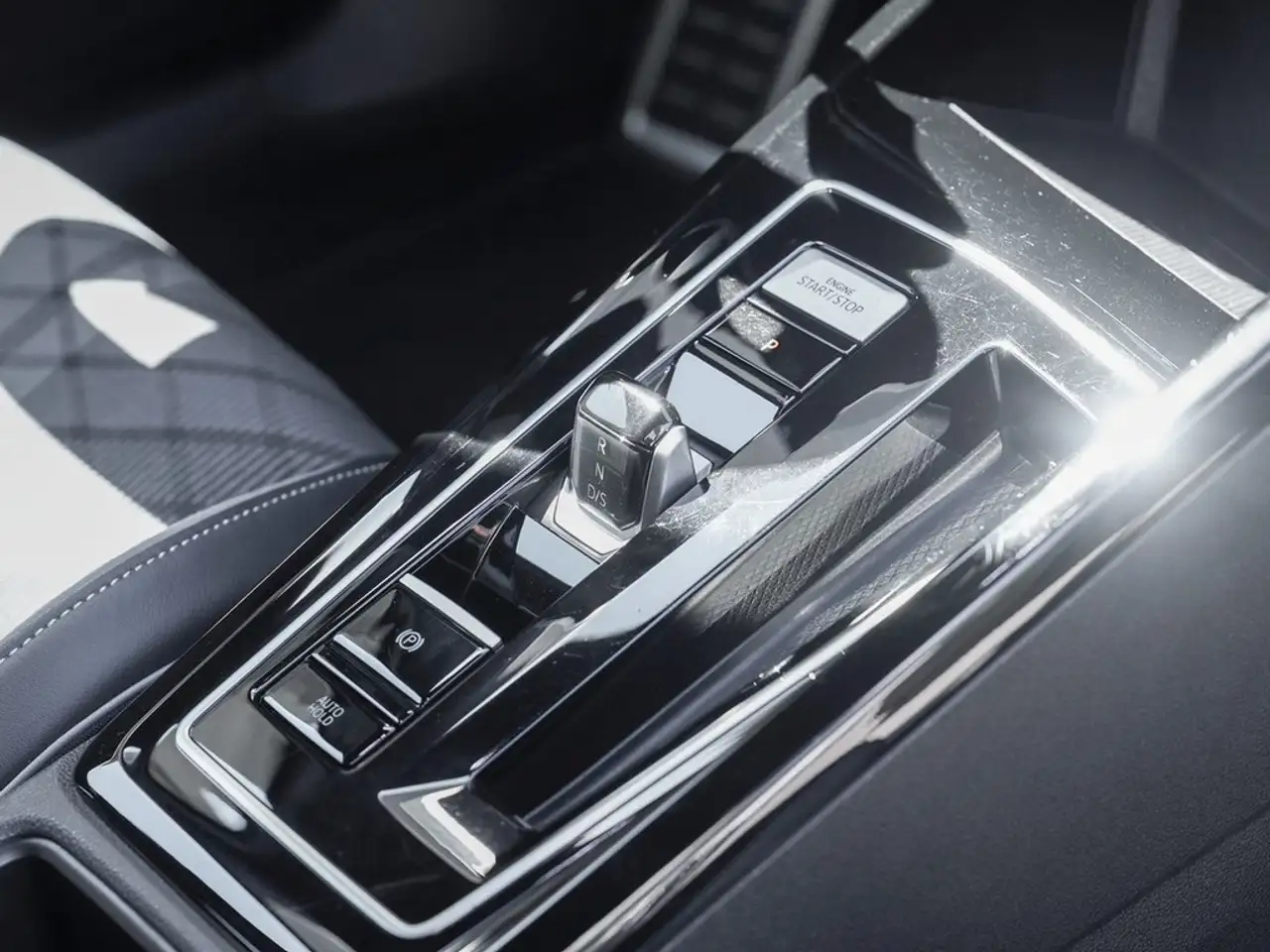 Volkswagen Golf 1.5 eTSI DSG R-Line LED-Sch., App-Con., Tel., P... — Galería del vehículo 11