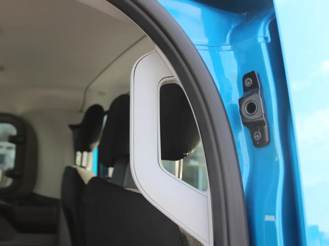 Ford Transit Custom E 340 L1 RWD Trend — Galería del vehículo 29