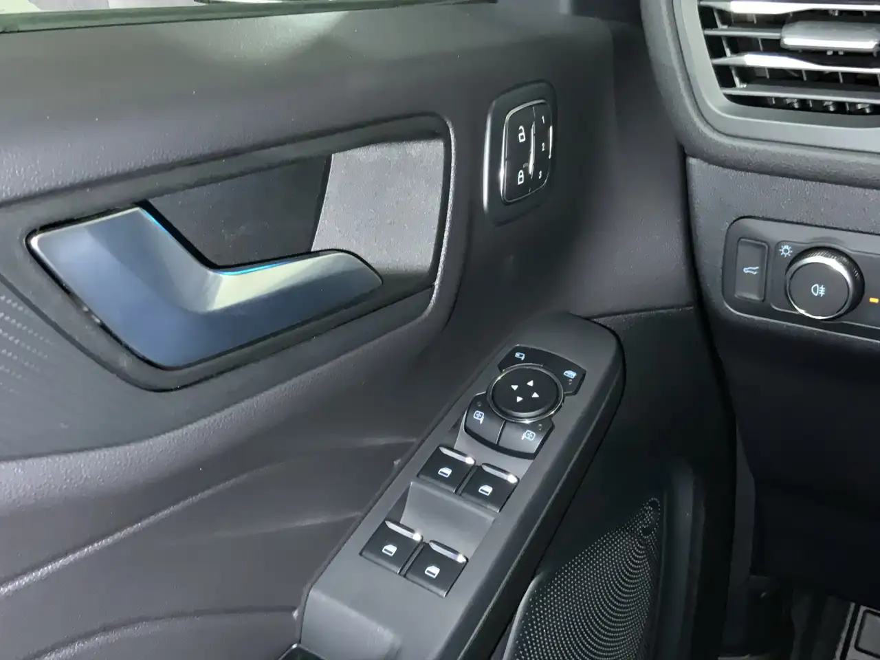 Ford Kuga ST-Line X Aut.*360GRAD*LED-MATRIX*NAVI*GRA*WINTER- — Vehicle gallery 16