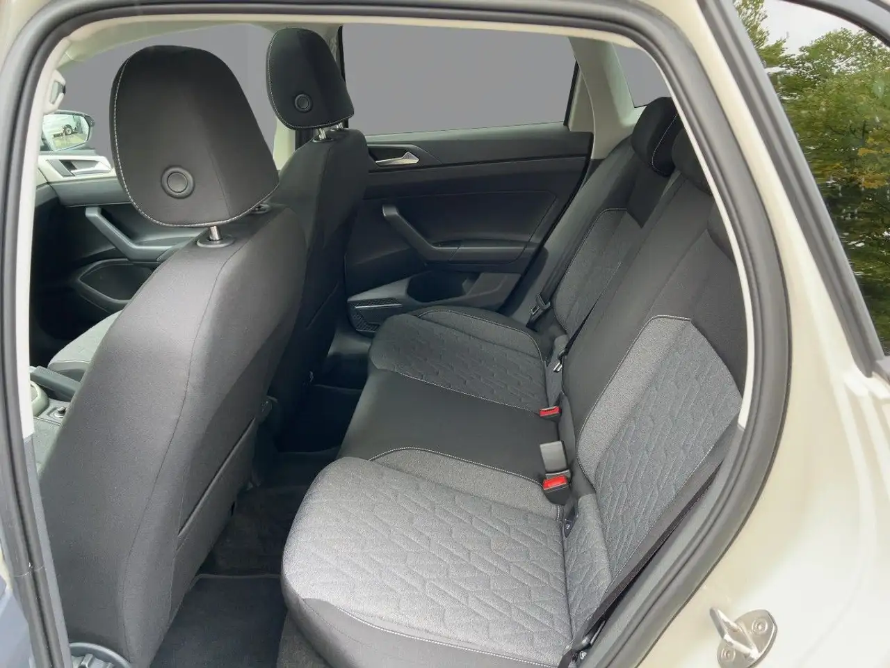Volkswagen Polo Move 1.0 TSI DSG Panoramadach Sitzheizung — معرض صور السيارة 10