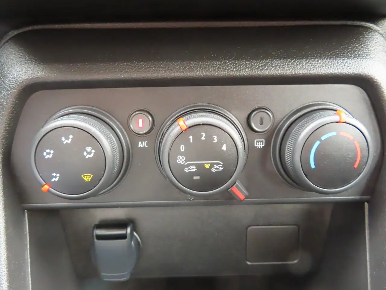 Dacia Sandero . Klima — Galerie du véhicule 13