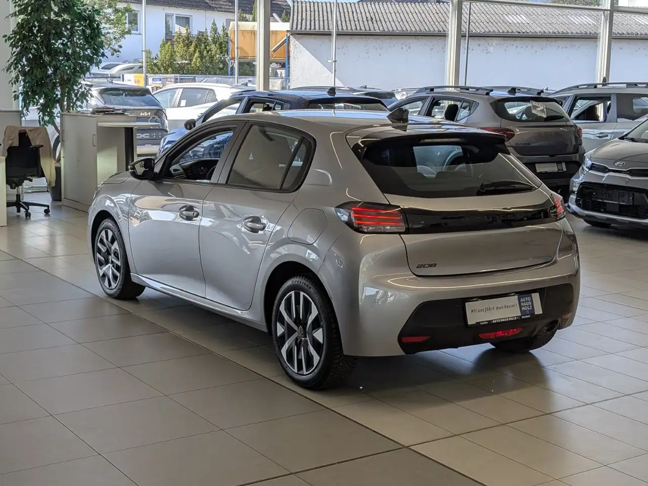 Peugeot 208 PureTech 75 Active Allwetter Navi — Vehicle gallery 2