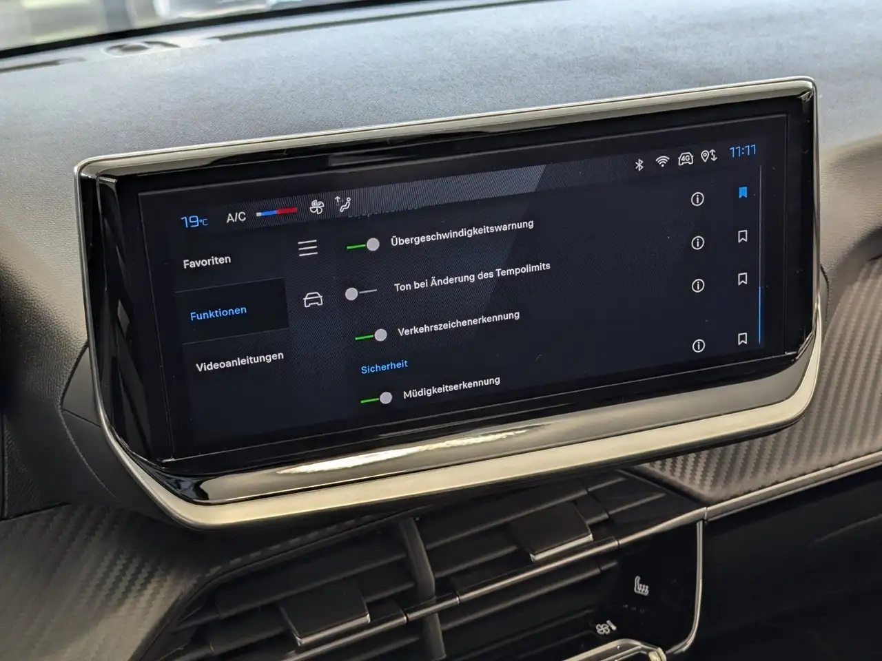 Peugeot 208 PureTech 75 Active Allwetter Navi — Vehicle gallery 26