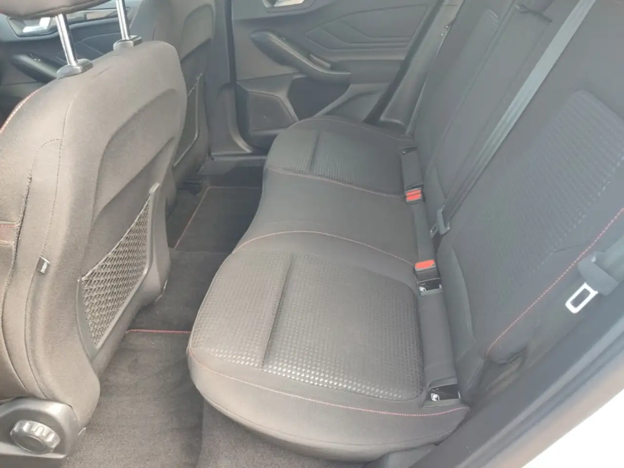 Ford Focus ST-Line X NAVI ACC Autom HUD AHK SYNC4 SHZ FSH LRH — Galerie du véhicule 12