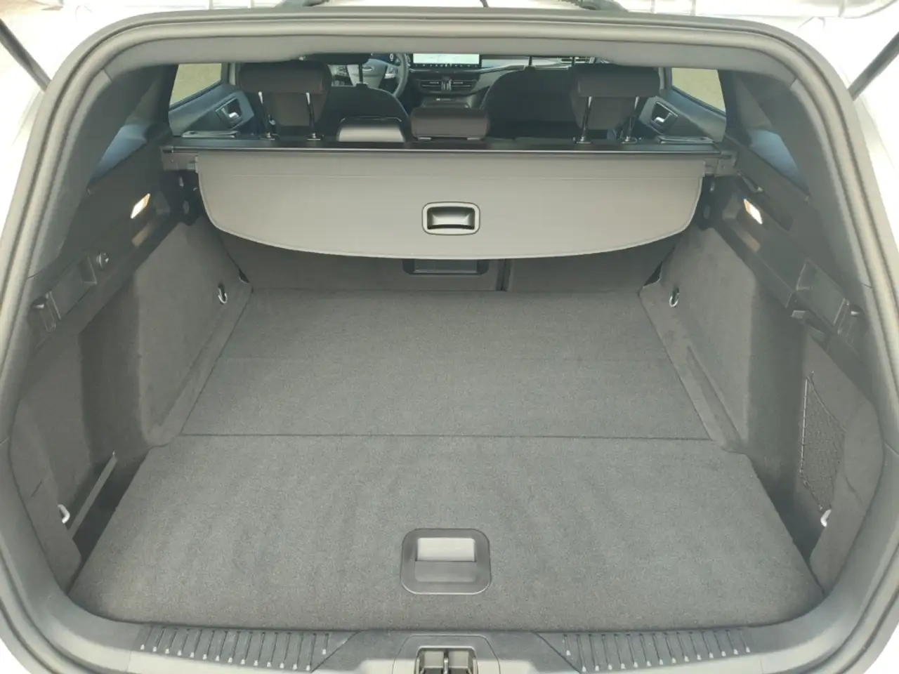 Ford Focus ST-Line X NAVI ACC Autom HUD AHK SYNC4 SHZ FSH LRH — Galerie du véhicule 15