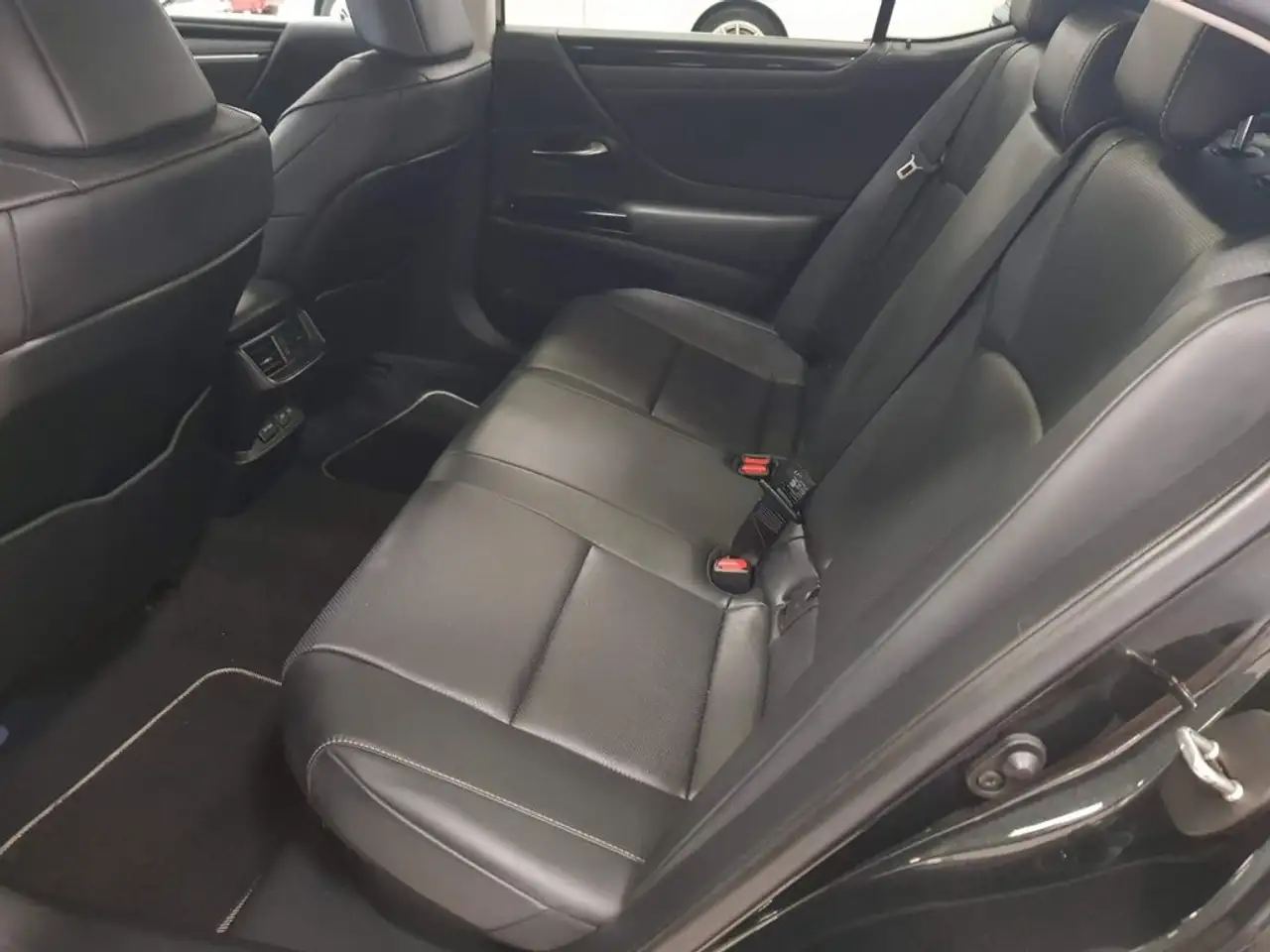 Lexus ES 300 300h Premium — Galerie du véhicule 6