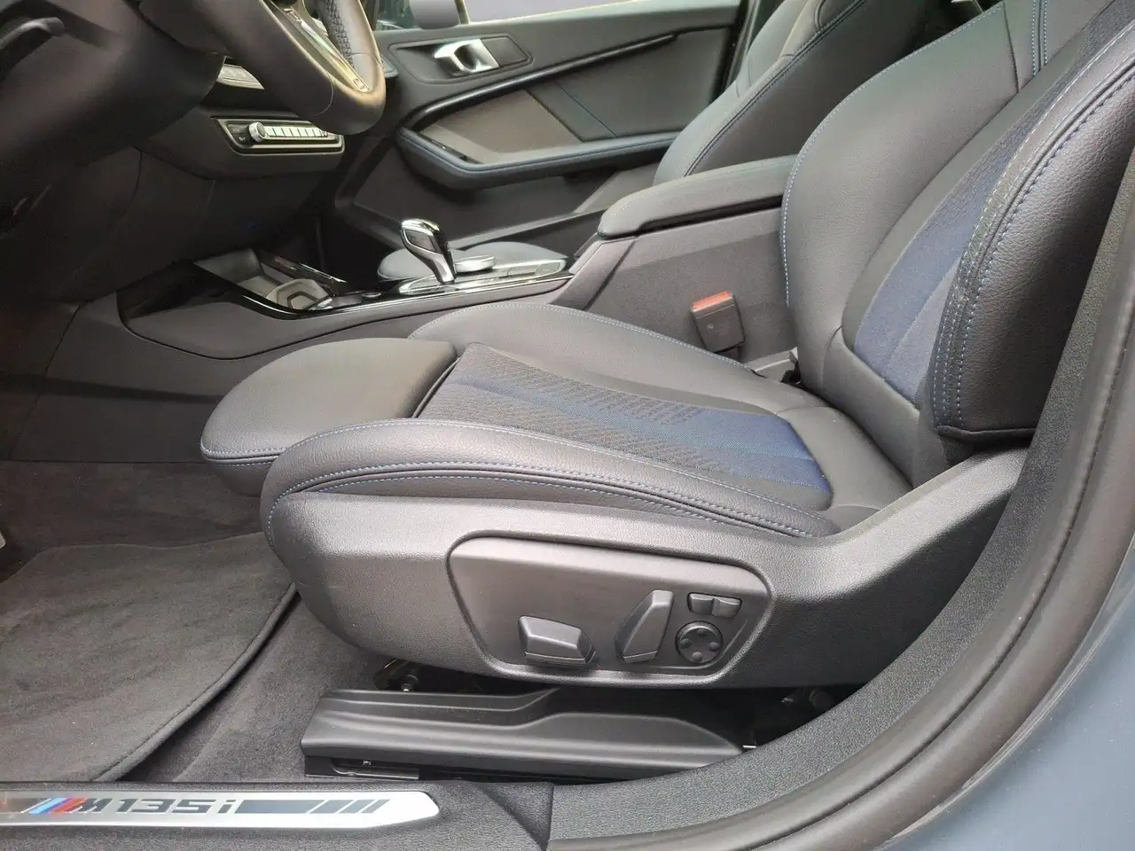 BMW 135 i xDrive M-Sport Panorama Glasdach Head-Up S — Galerie du véhicule 19