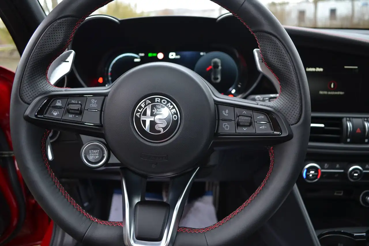 Alfa Romeo Giulia Veloce Q4 — معرض صور السيارة 5