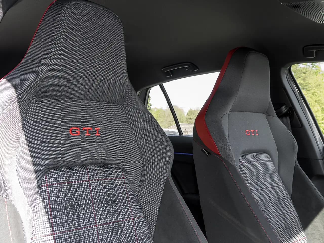 Volkswagen Golf GTI NAVI AHK REARVIEW LED PDC ACC SITZHZG — معرض صور السيارة 8