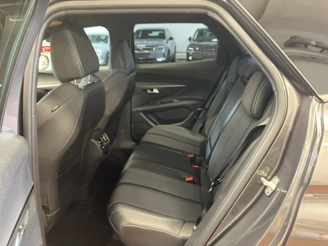 Peugeot 3008 PureTech 130 Allure Pack ACC+LED+Navi+SHZ — Galería del vehículo 16