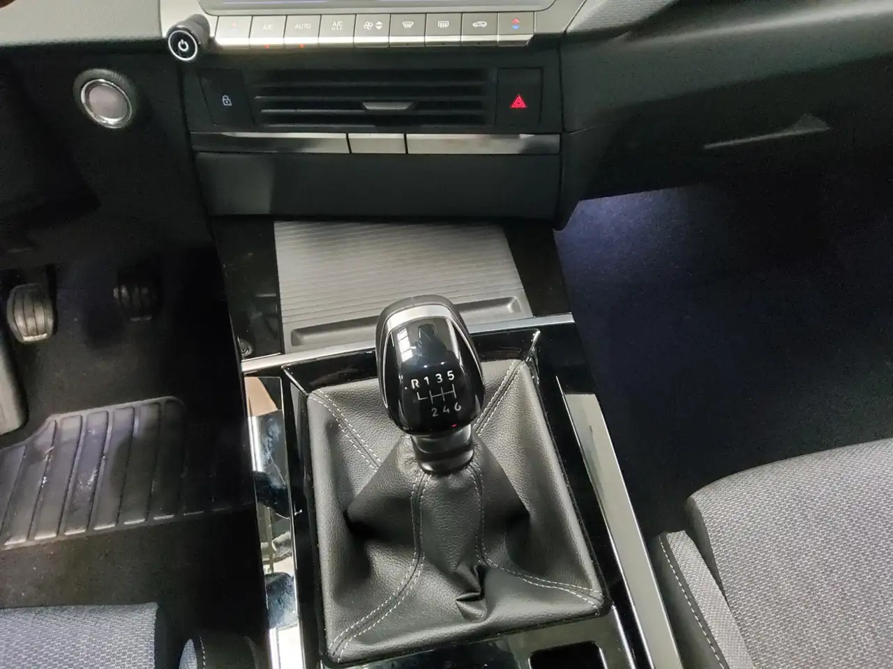 Opel Astra ST 1.2 Turbo Business Elegance Nav LED RFK — Galería del vehículo 6