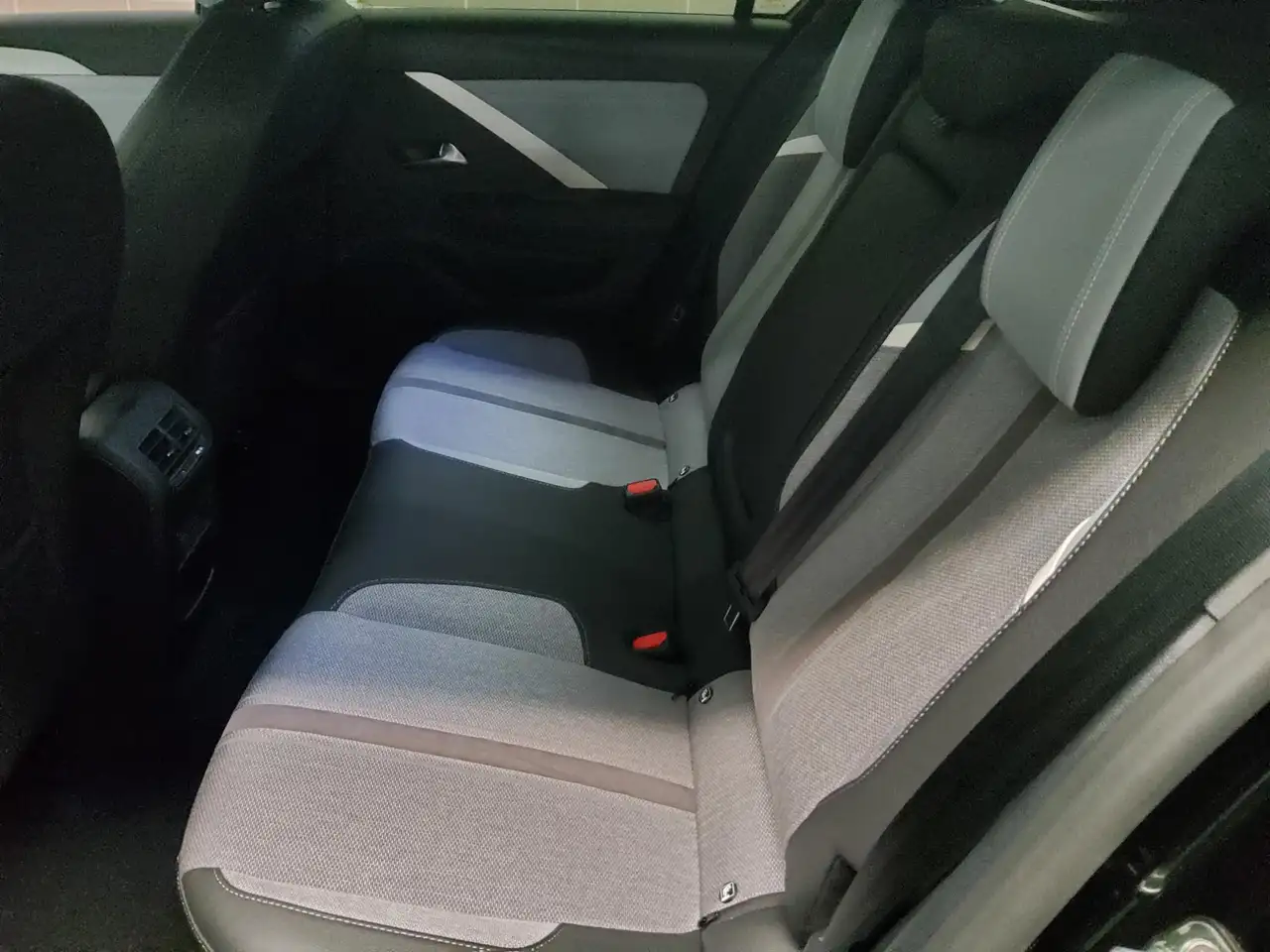 Opel Astra ST 1.2 Turbo Business Elegance Nav LED RFK — Galería del vehículo 13