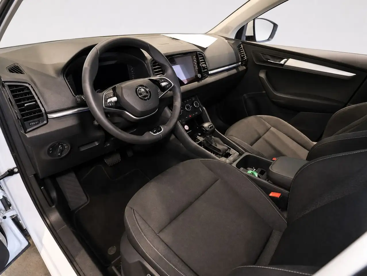 Skoda Karoq 1.5 TSI DSG Selection NaviPlus+Keyless+AHK — Galería del vehículo 12