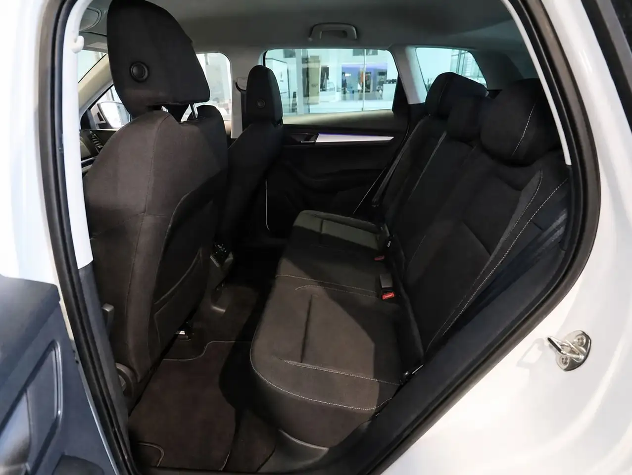 Skoda Karoq 1.5 TSI DSG Selection NaviPlus+Keyless+AHK — Galería del vehículo 14