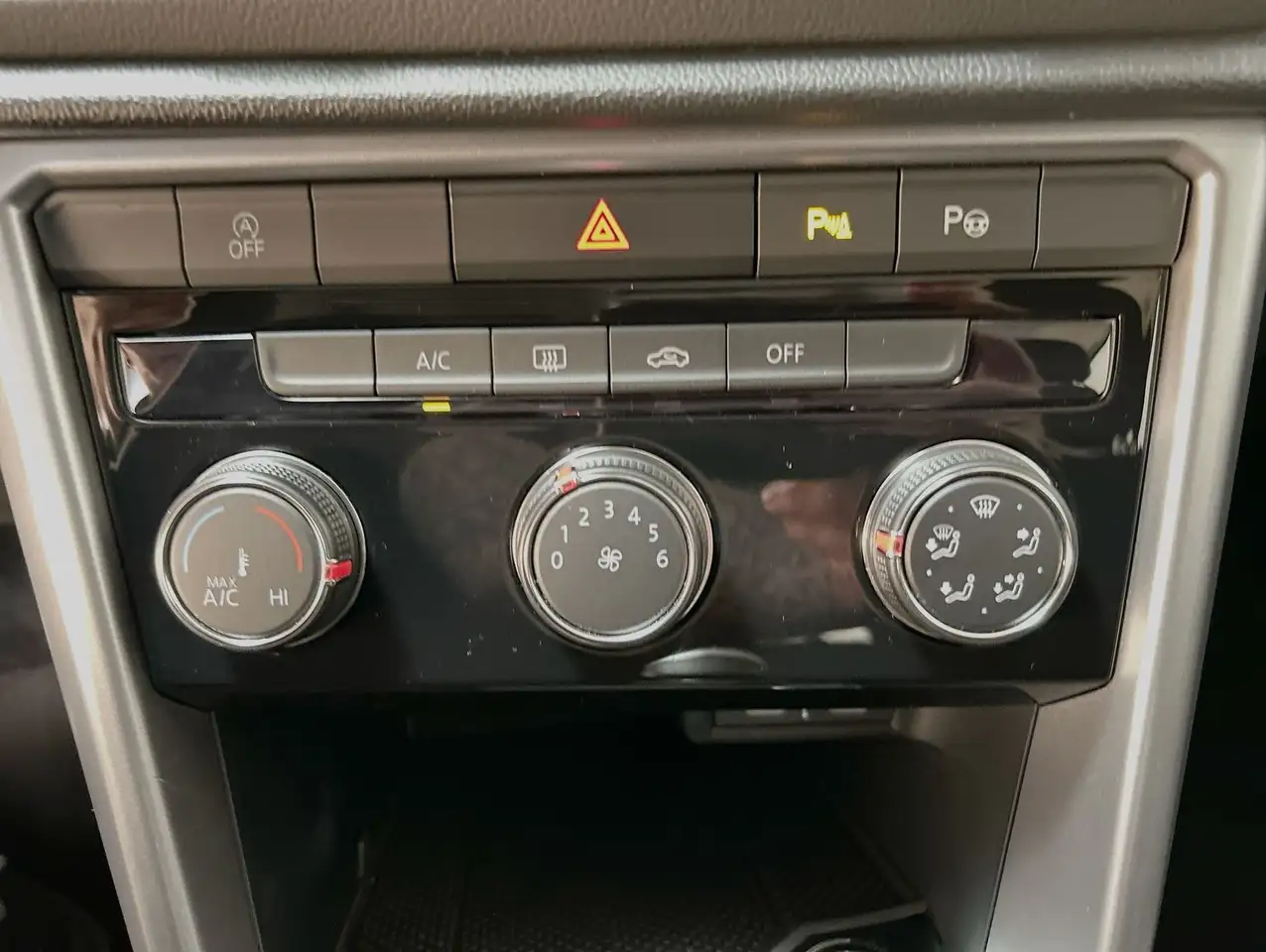 Volkswagen T-Roc 1.0 TSI Life LED Klimaaut. PDC Virt — Galerie du véhicule 14