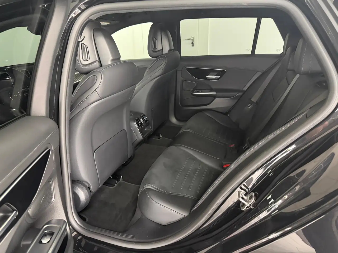 Mercedes-Benz C 180 T AMG Leder AHK Night-Paket R.Kamera LED — معرض صور السيارة 24