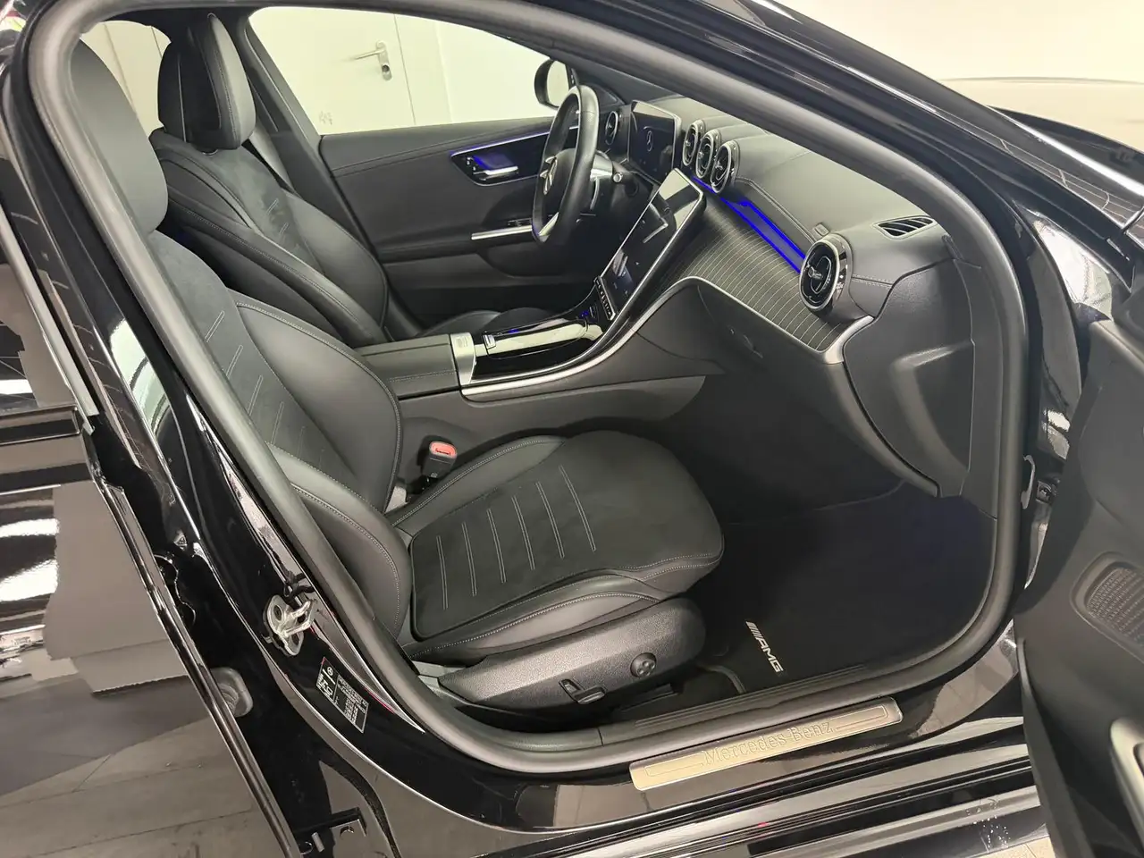 Mercedes-Benz C 180 T AMG Leder AHK Night-Paket R.Kamera LED — معرض صور السيارة 21