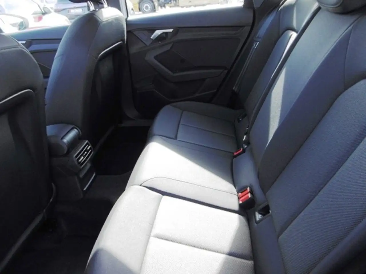 Audi A3 Sportback 35 1.5 TFSI MHEV Basis Klima Navi — معرض صور السيارة 8