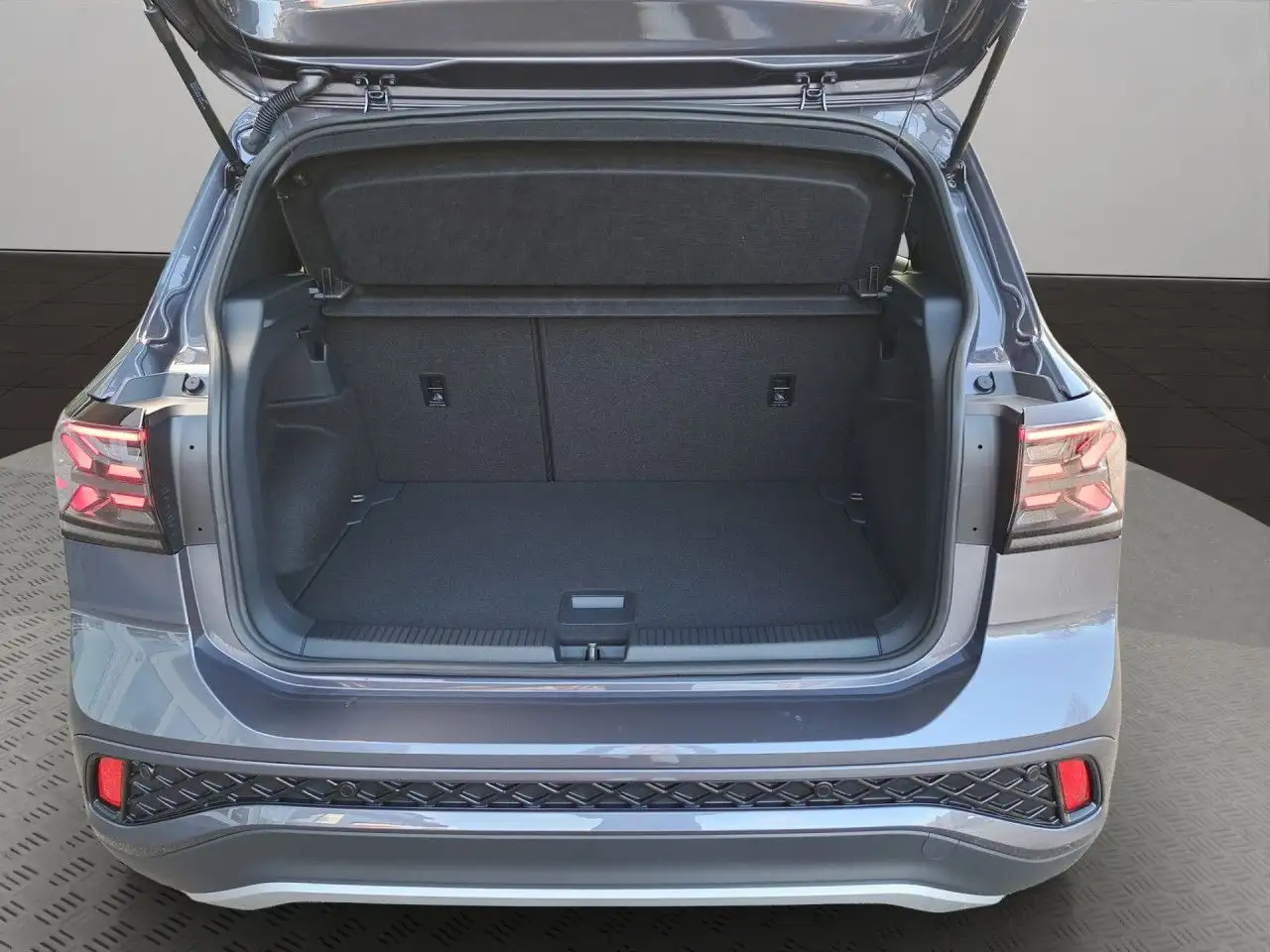 Volkswagen T-Cross R-Line 1.0l TSI DSG Bluetooth Navi LED — Galerie du véhicule 15