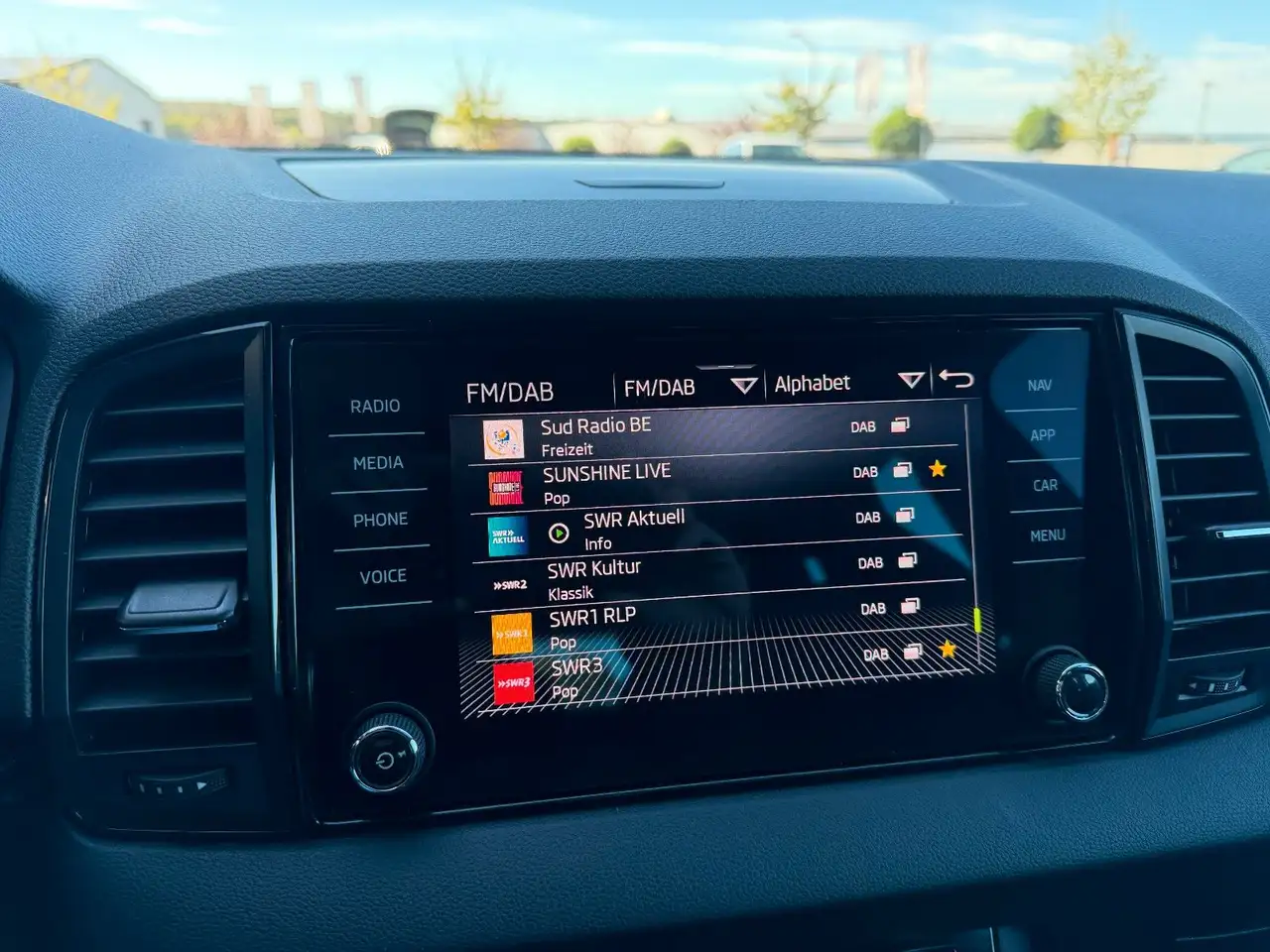 Skoda Karoq 1,5TSi DSG Sportline Matrix Kamera ACC Key — Vehicle gallery 28