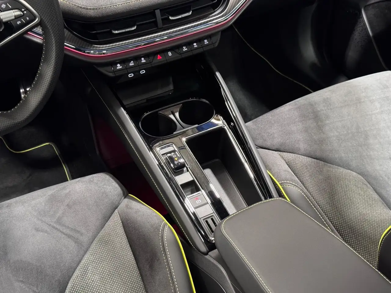 Skoda Enyaq Coupé RS | MATRIX NAVI PANO AHK HUD DCC — Vehicle gallery 10