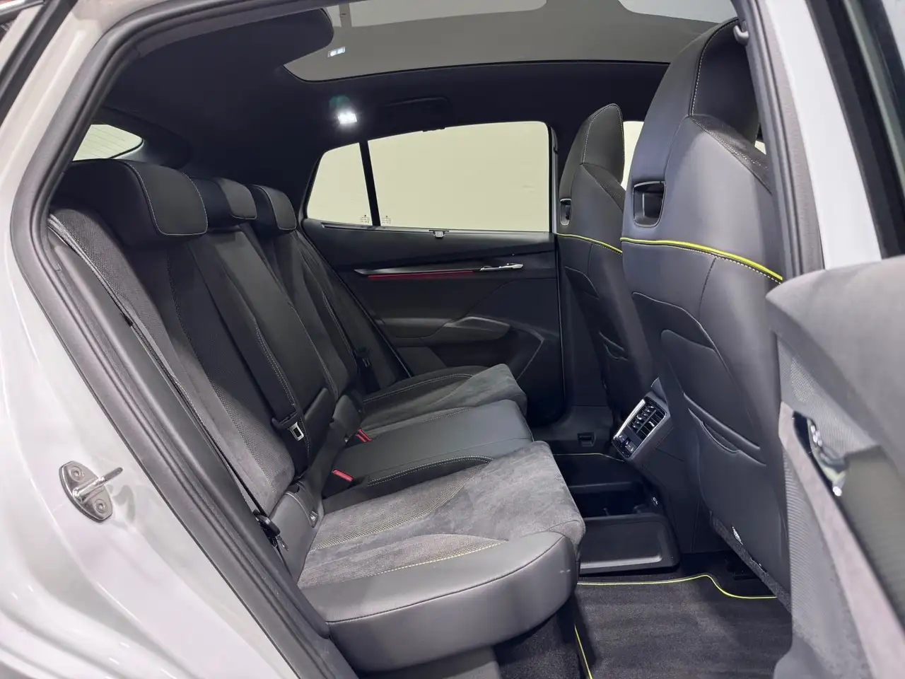 Skoda Enyaq Coupé RS | MATRIX NAVI PANO AHK HUD DCC — Vehicle gallery 22