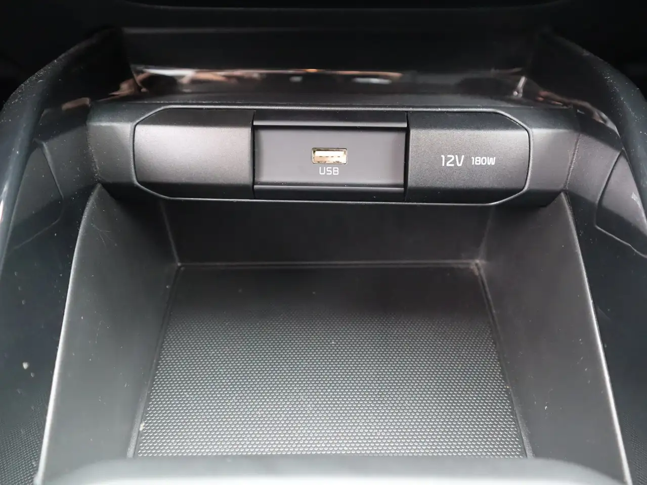 Kia Stonic 1.2 Vision Navi Sitzheizung Kamera PDC — معرض صور السيارة 20