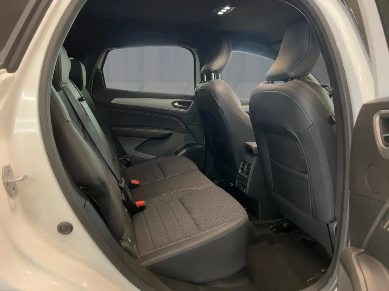 Renault Arkana TECHNO Mild Hybrid 140 EDC Apple CarPlay BT — Vehicle gallery 9
