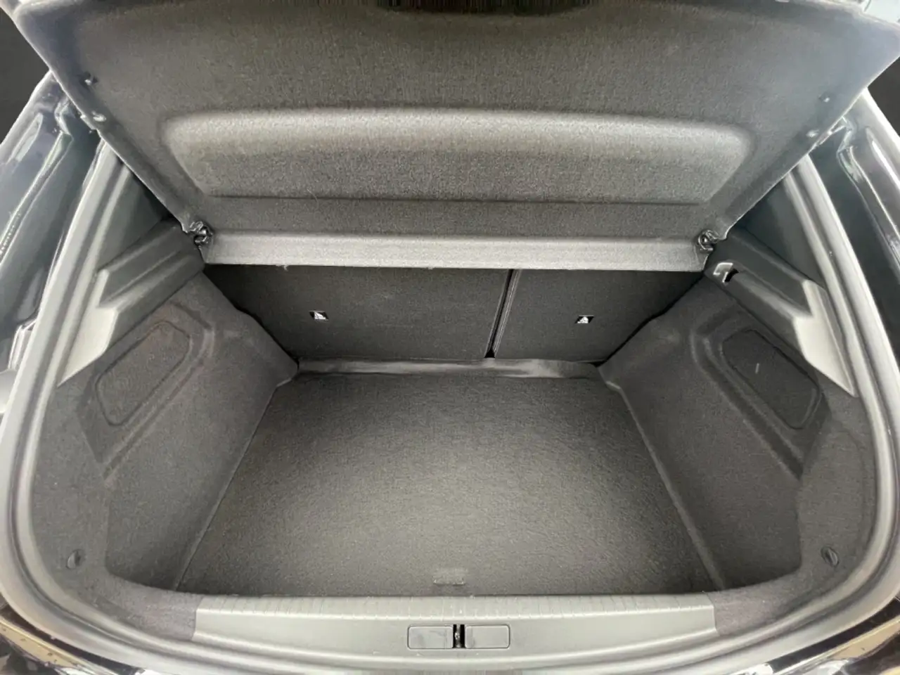 Peugeot 208 Hybrid 100 GT Navi LED SHZ Apple CarPlay Android A — معرض صور السيارة 7