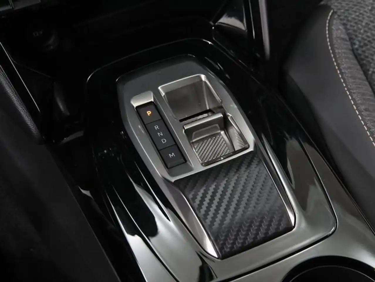 Peugeot 2008 1.2 PureTech S&S Allure EAT8 130 — معرض صور السيارة 31