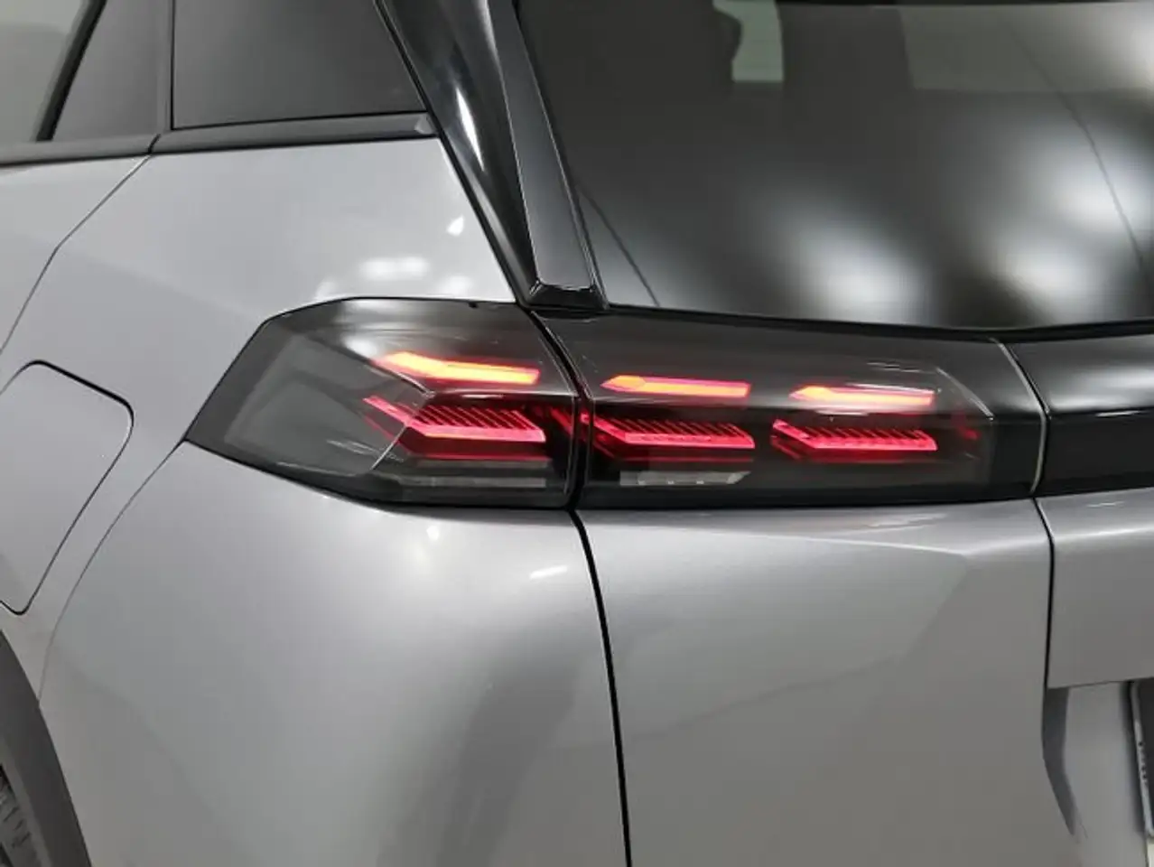 Peugeot 2008 1.2 PureTech S&S Allure EAT8 130 — معرض صور السيارة 34