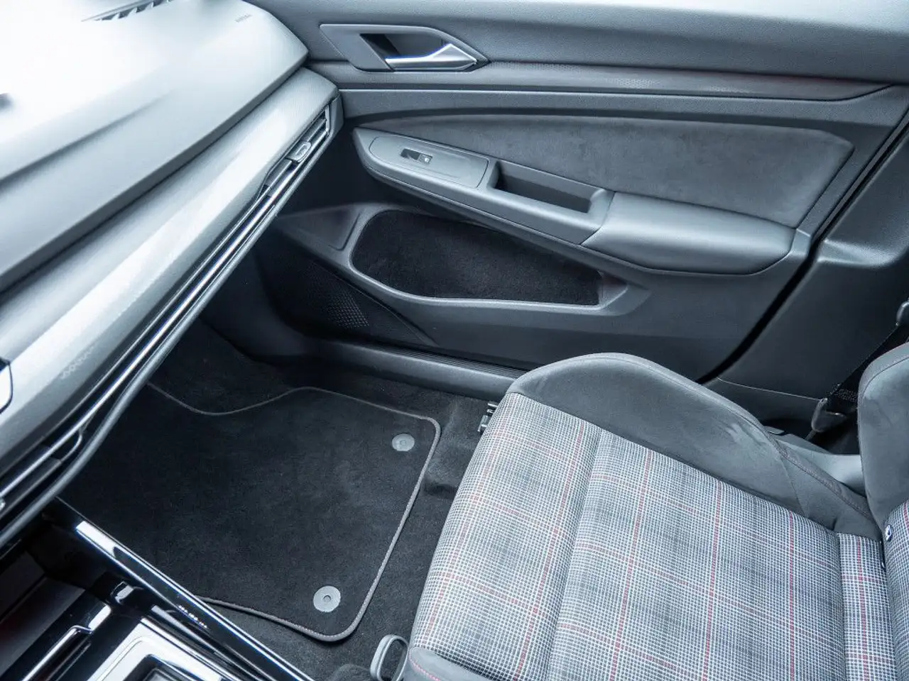 Volkswagen Golf GTI 2.0 TSI DSG Climatronic NAVI LED PDC SH — Vehicle gallery 15