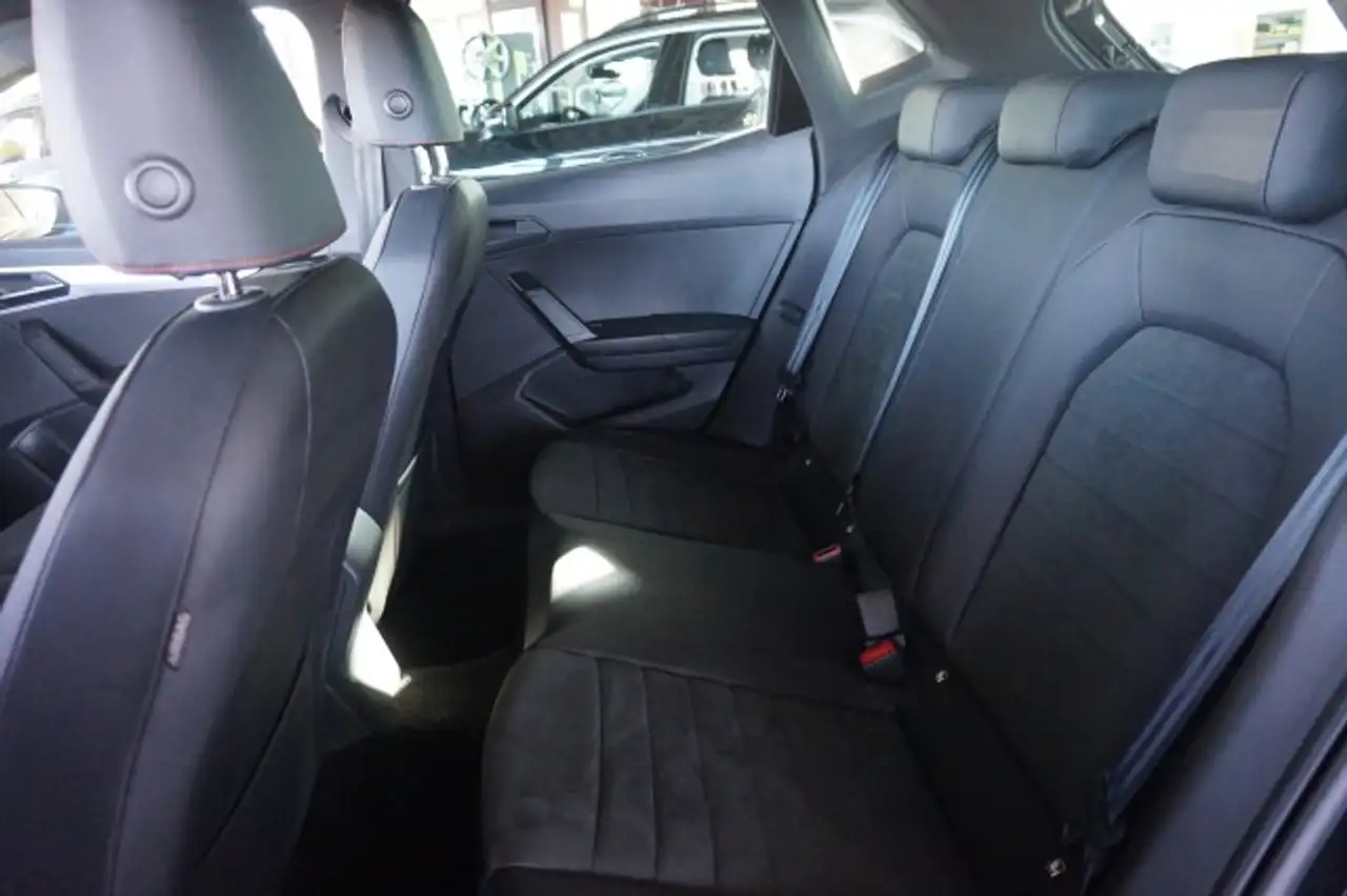 SEAT Ibiza IBIZA 1,0 TSI DSG FR NAVI ACC KAMERA BLACK SHZ 18" — معرض صور السيارة 8