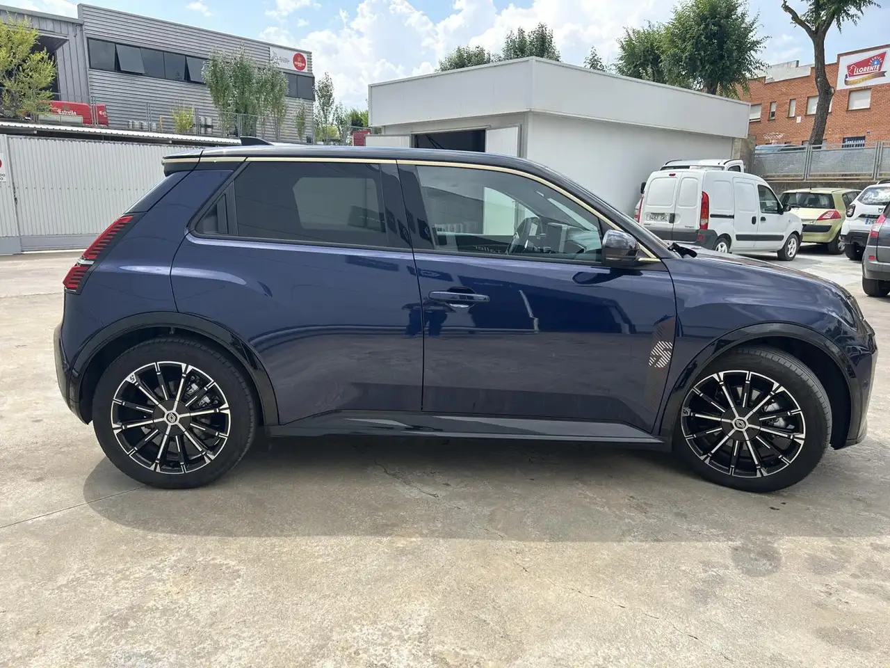 Renault Megane E-Tech 5 Iconic cinq autonomía confort 110 kW — معرض صور السيارة 5