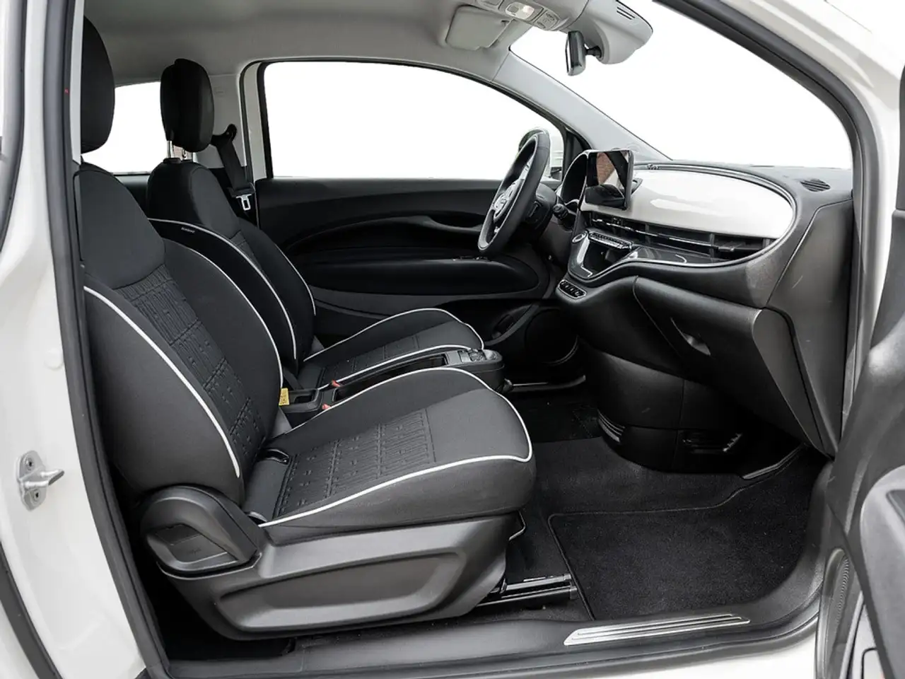Fiat 500e 3+1 42 kw/h KLIMAAUTOMATIK NAVI — معرض صور السيارة 3