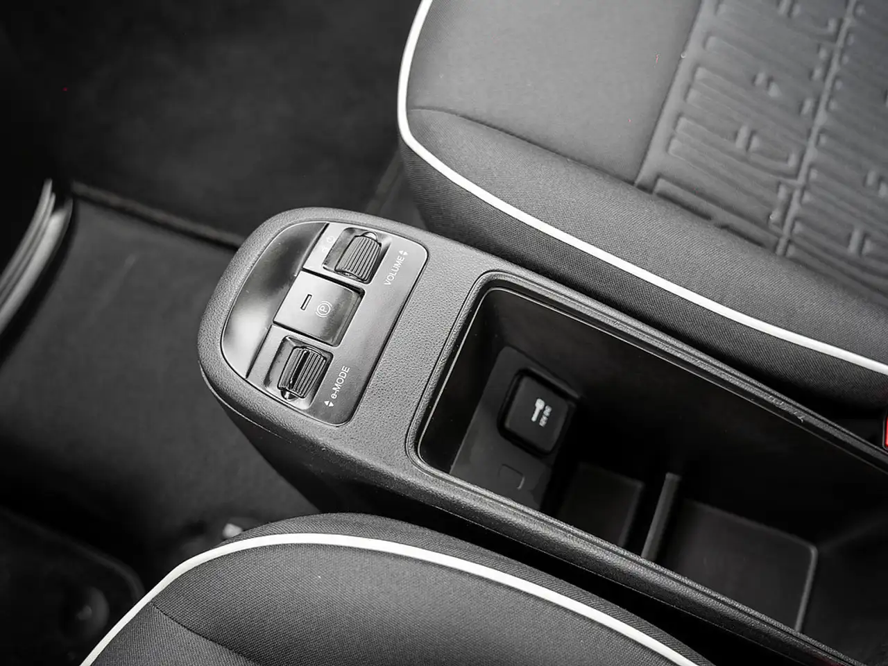 Fiat 500e 3+1 42 kw/h KLIMAAUTOMATIK NAVI — معرض صور السيارة 10