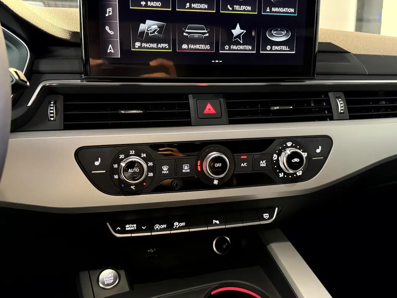 Audi A4 45TFSI S Line Competition Edition Plus*Matrix — معرض صور السيارة 15