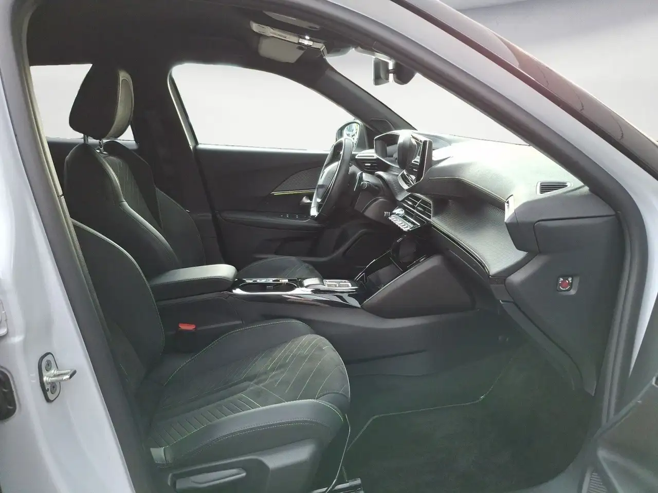 Peugeot 2008 PureTech 130 EAT8 GT *ALCANTARA * KAMERA * — Galería del vehículo 8