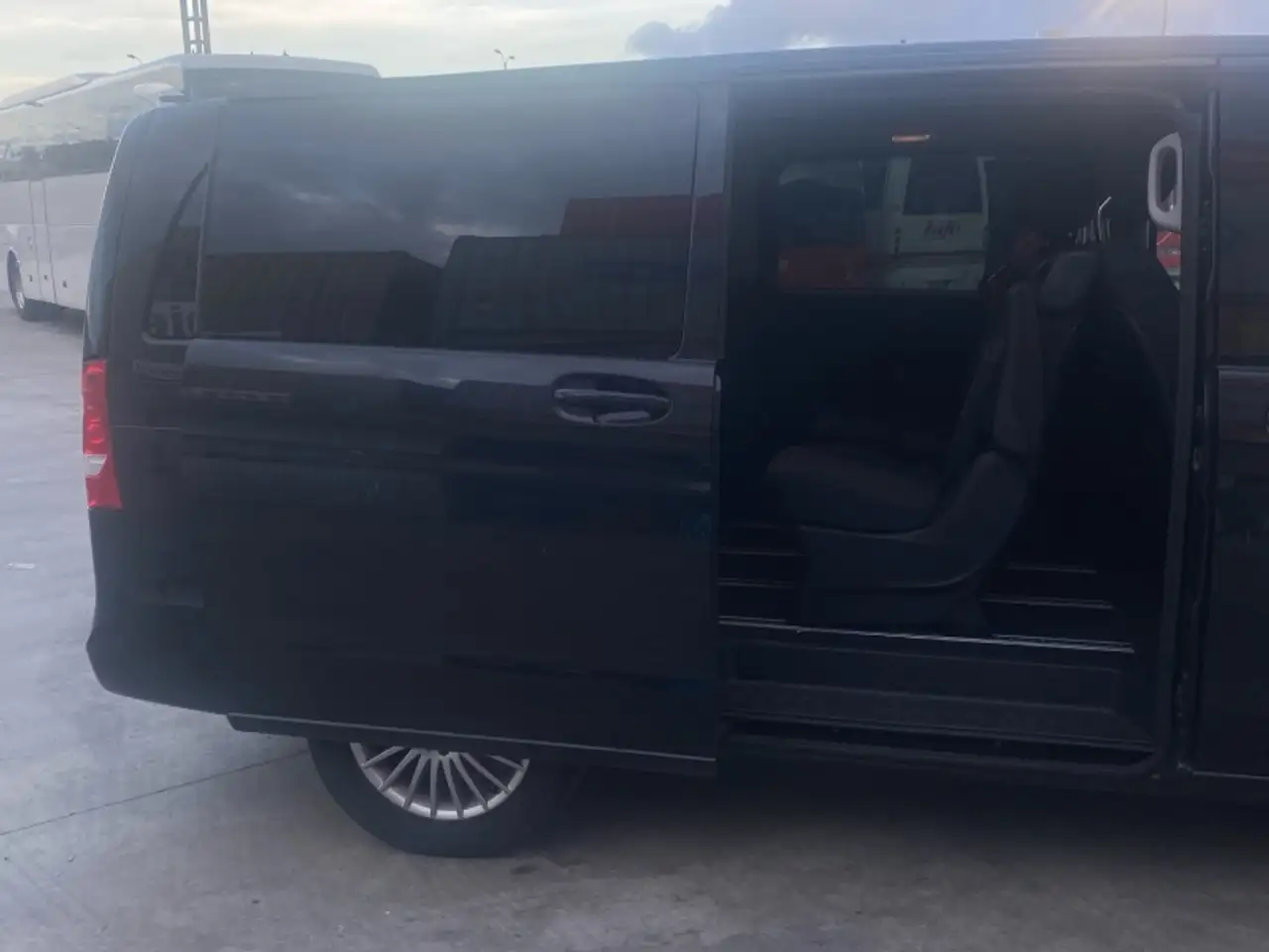 Mercedes-Benz EQV 300 Larga — Vehicle gallery 19