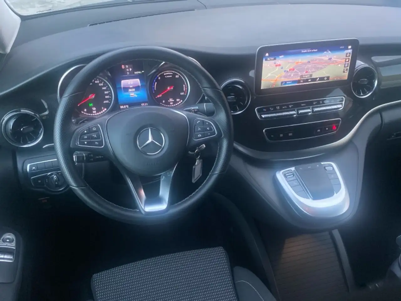 Mercedes-Benz EQV 300 Larga — Vehicle gallery 17